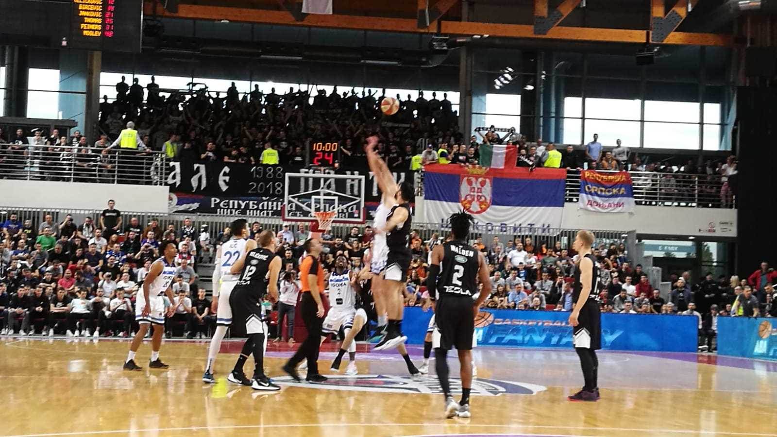 Ostoja Mijailović na štakama gleda utakmicu Igokea - Partizan FOTO