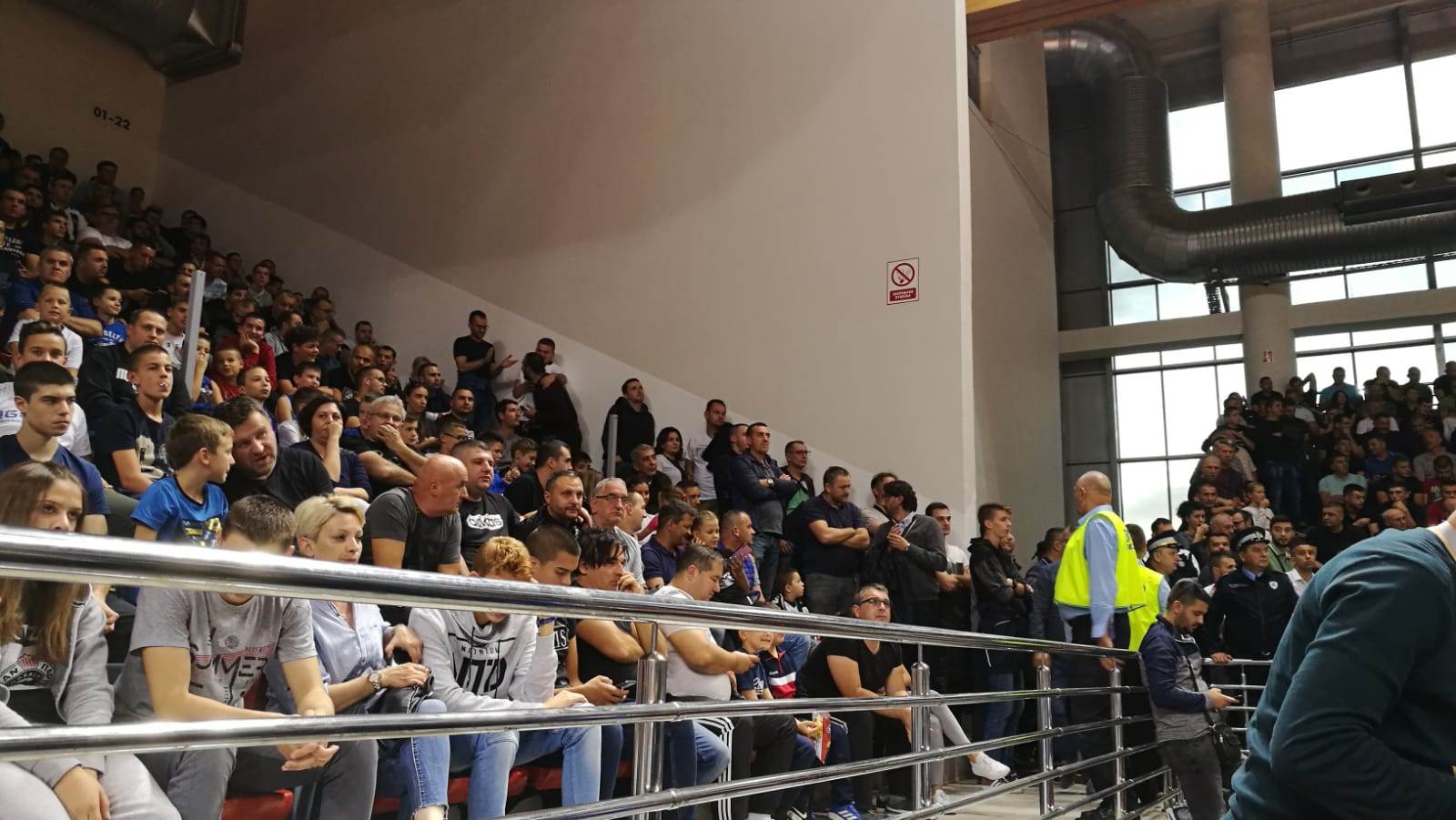Ostoja Mijailović na štakama gleda utakmicu Igokea - Partizan FOTO