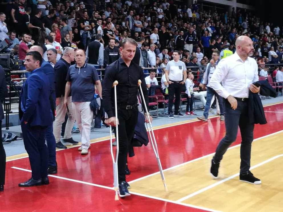 Ostoja Mijailović na štakama gleda utakmicu Igokea - Partizan FOTO