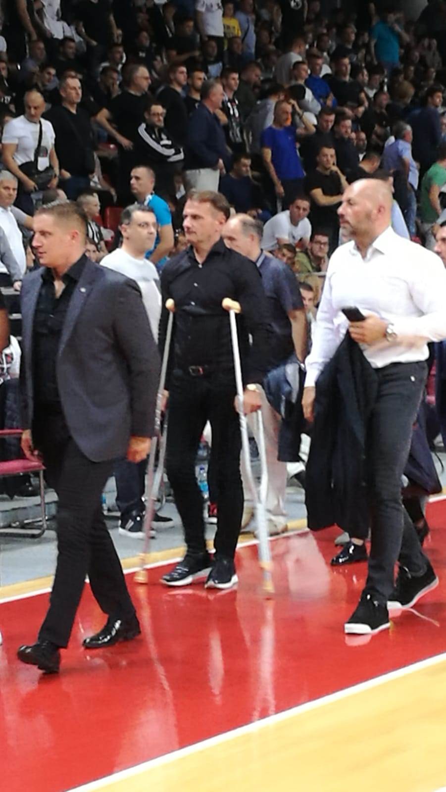 Ostoja Mijailović na štakama gleda utakmicu Igokea - Partizan FOTO