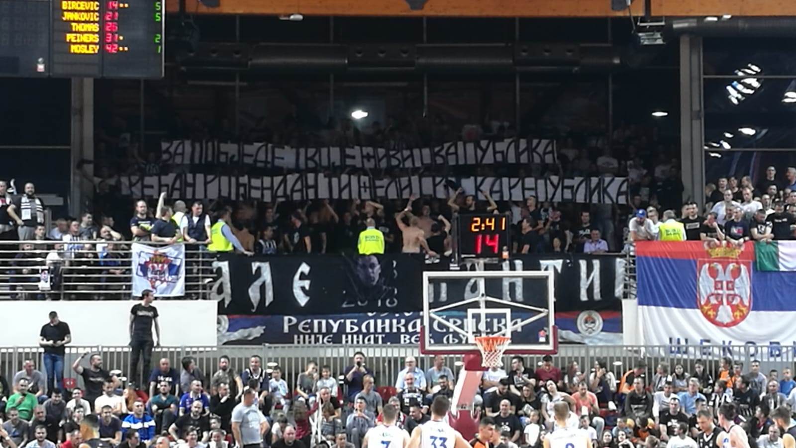 Ostoja Mijailović na štakama gleda utakmicu Igokea - Partizan FOTO
