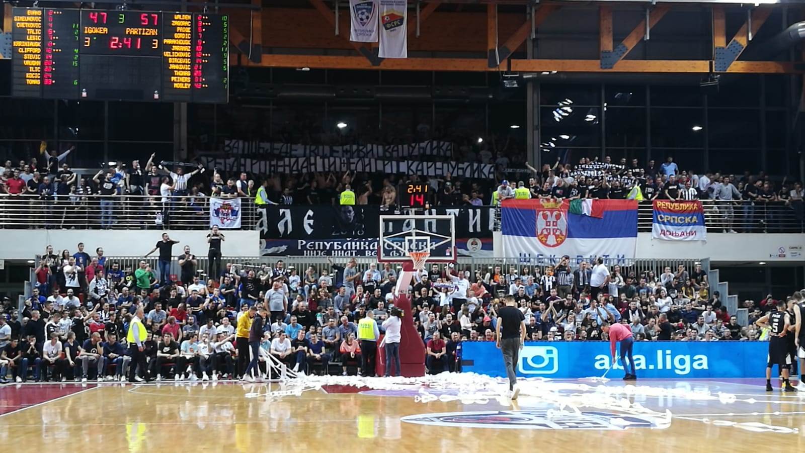 Ostoja Mijailović na štakama gleda utakmicu Igokea - Partizan FOTO