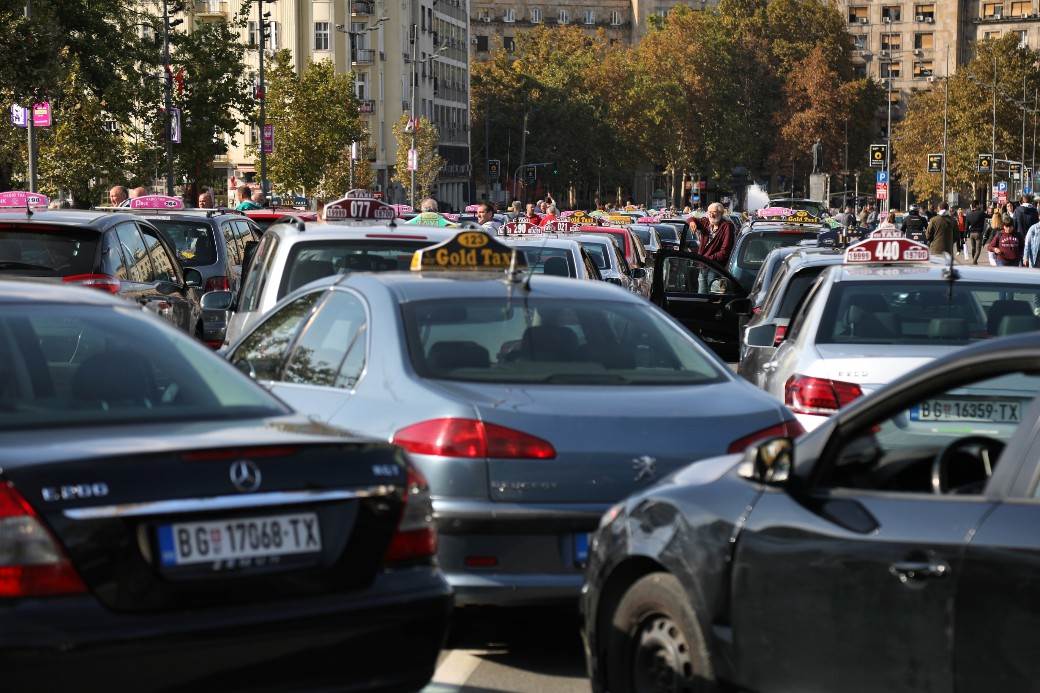 Taksisti nastavljaju protest, blokiran centar grada