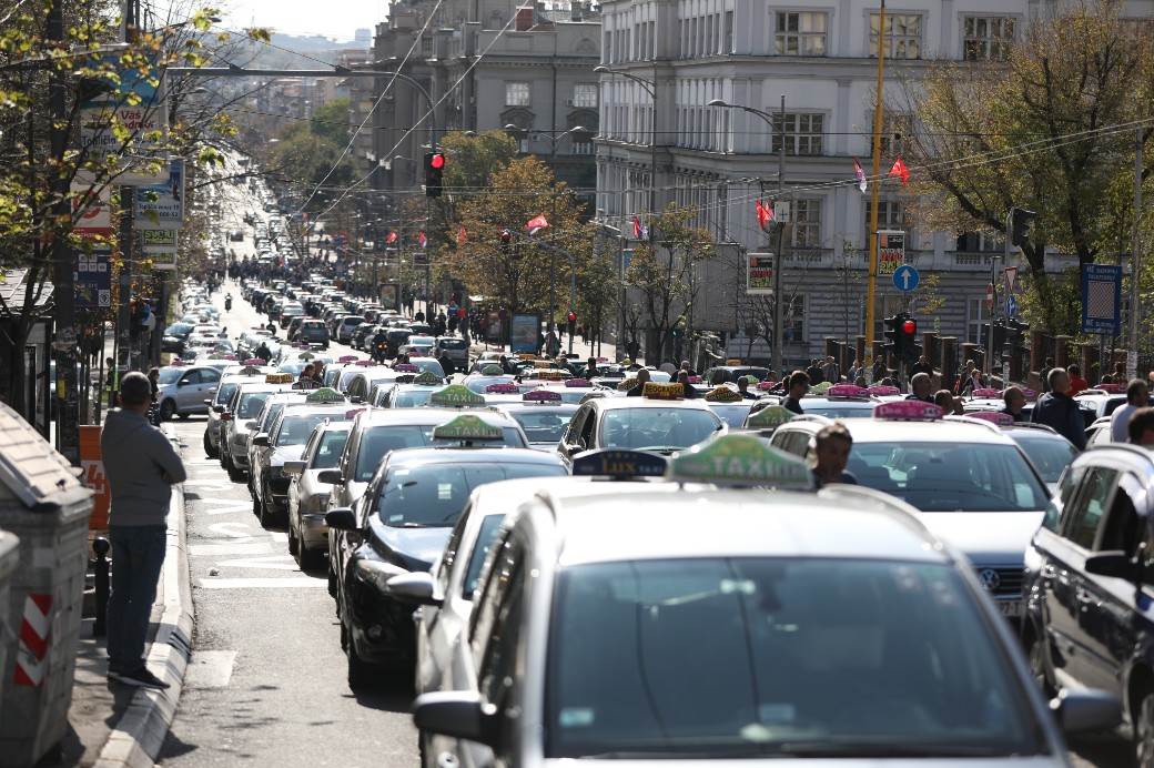 Taksisti nastavljaju protest, blokiran centar grada