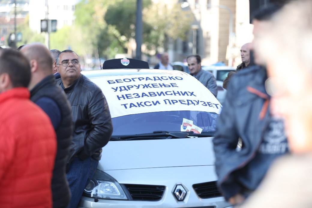 Taksisti nastavljaju protest, blokiran centar grada
