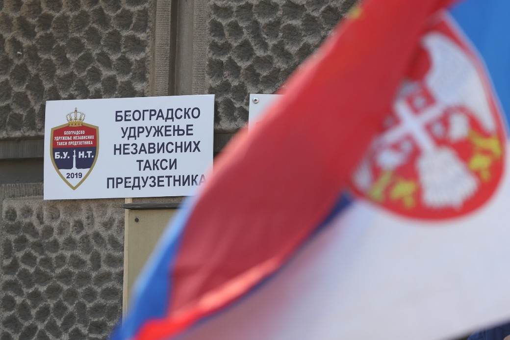 Taksisti nastavljaju protest, blokiran centar grada