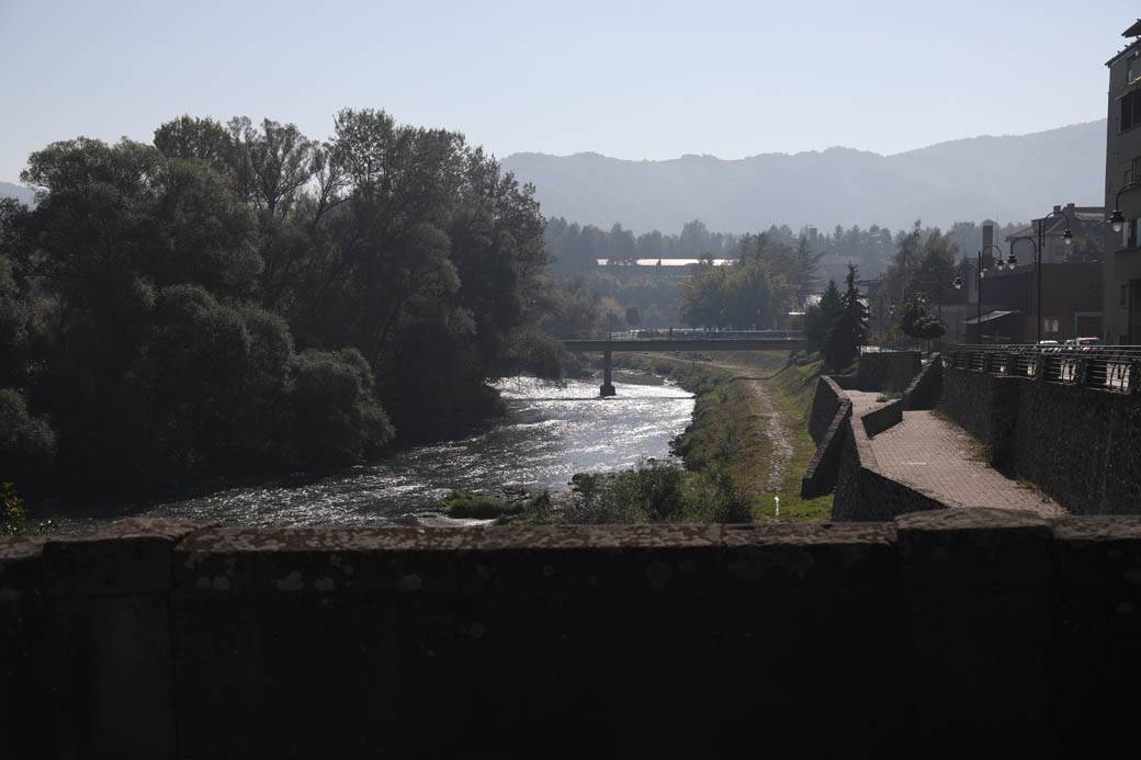 Mondo na Kosovu, reportaža iz Kosovske Mitrovice, 2019: Bez pičvajza i Rajko Delibašić