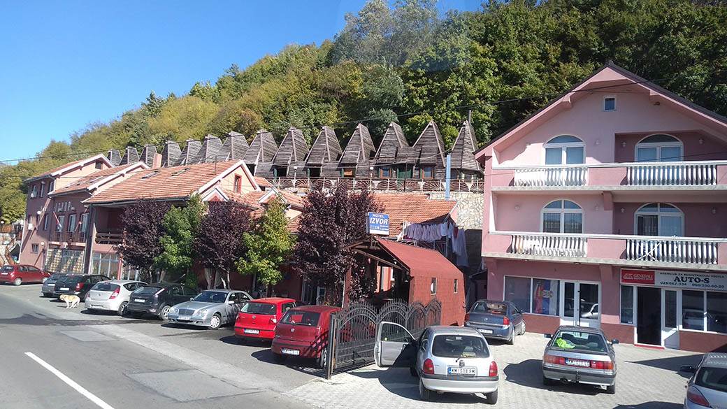 Mondo na Kosovu, reportaža iz Kosovske Mitrovice, 2019: Bez pičvajza i Rajko Delibašić