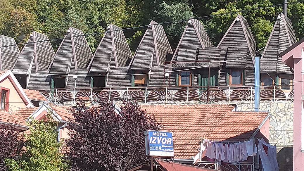 Mondo na Kosovu, reportaža iz Kosovske Mitrovice, 2019: Bez pičvajza i Rajko Delibašić