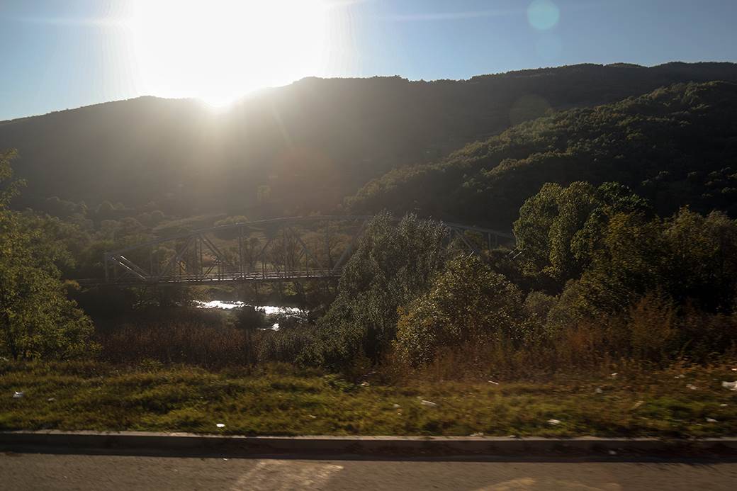 Mondo na Kosovu, reportaža iz Kosovske Mitrovice, 2019: Bez pičvajza i Rajko Delibašić