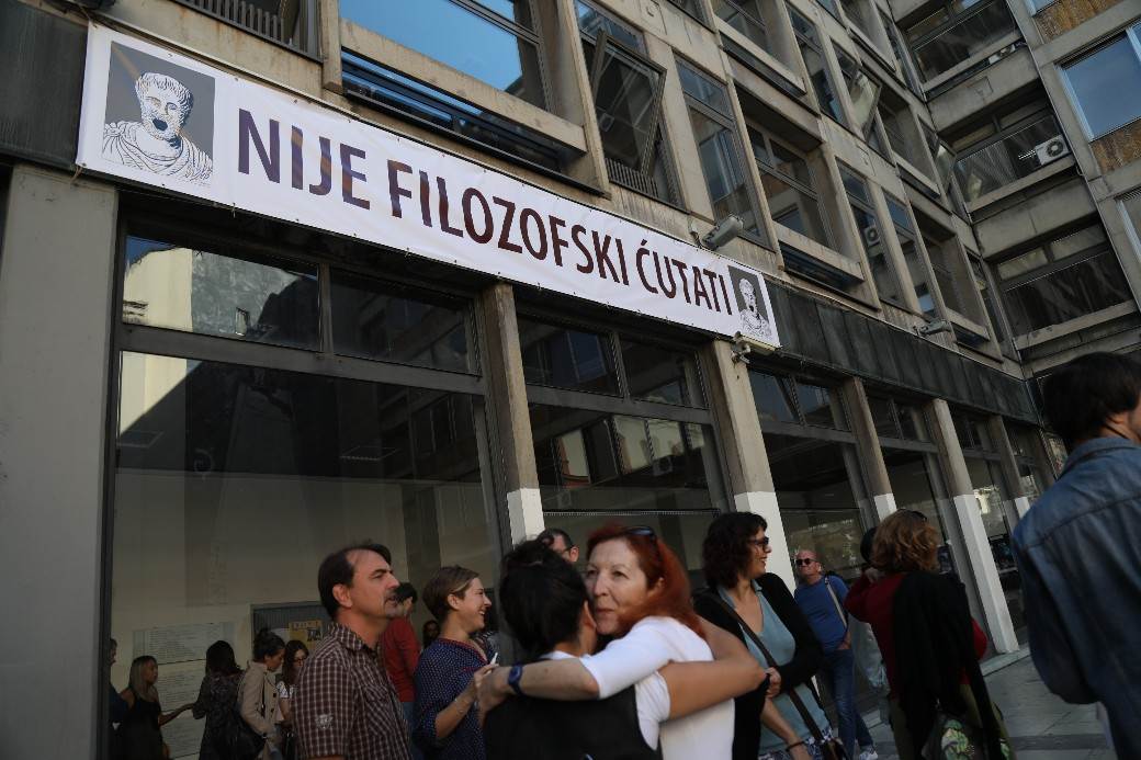 Studenti protestuju ispred Filozofskog fakulteta (VIDEO , FOTO)