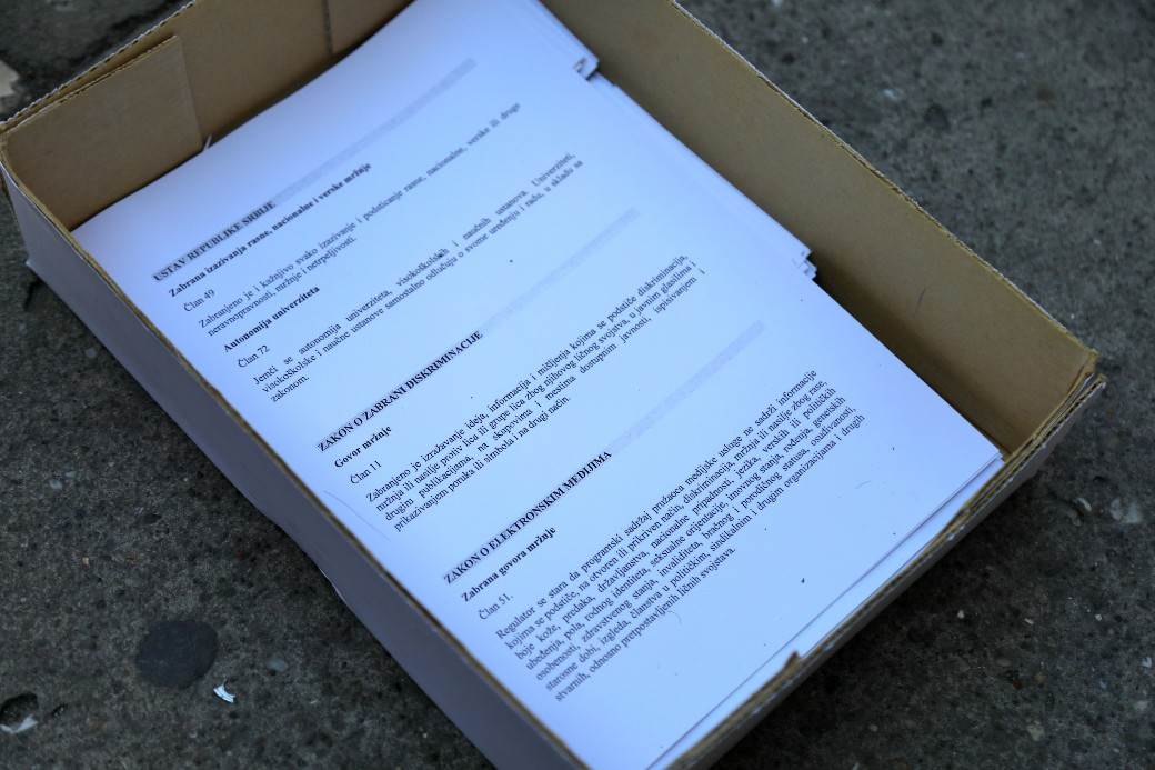 Studenti protestuju ispred Filozofskog fakulteta (VIDEO , FOTO)