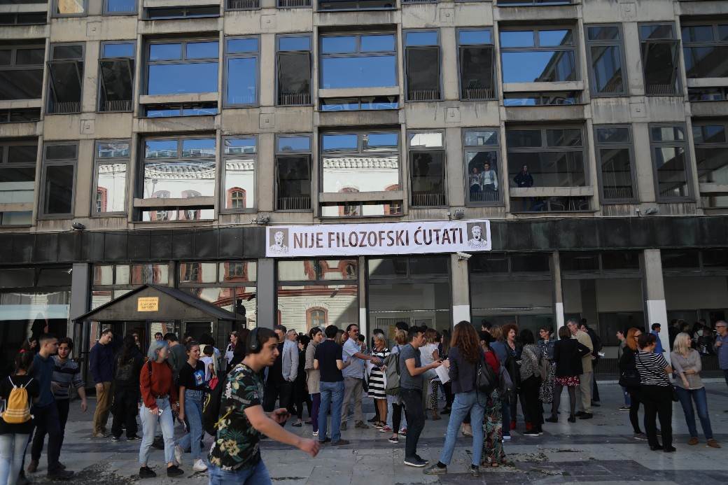 Studenti protestuju ispred Filozofskog fakulteta (VIDEO , FOTO)