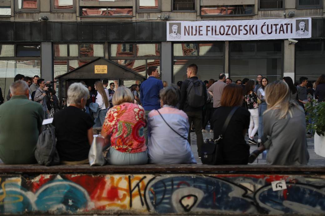 Studenti protestuju ispred Filozofskog fakulteta (VIDEO , FOTO)