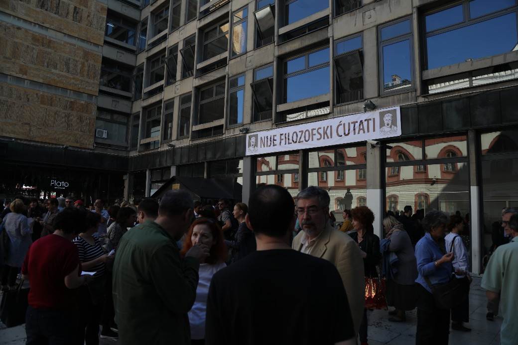 Studenti protestuju ispred Filozofskog fakulteta (VIDEO , FOTO)
