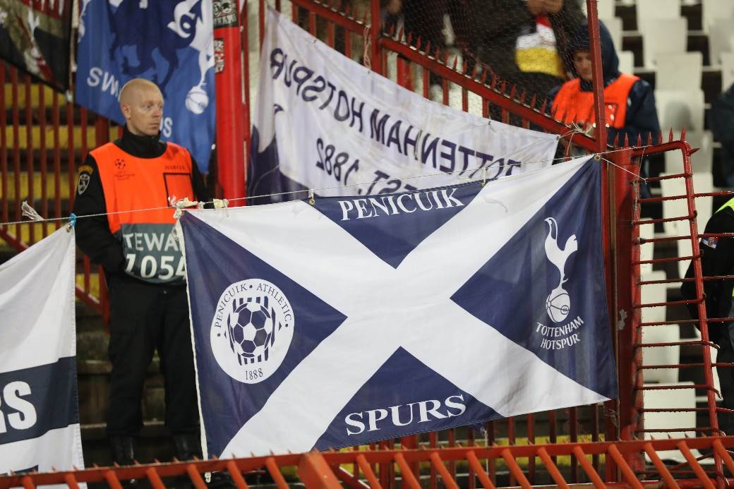 Navijači Totenhema na Marakani protiv Crvene zvezde, fotografije MONDO