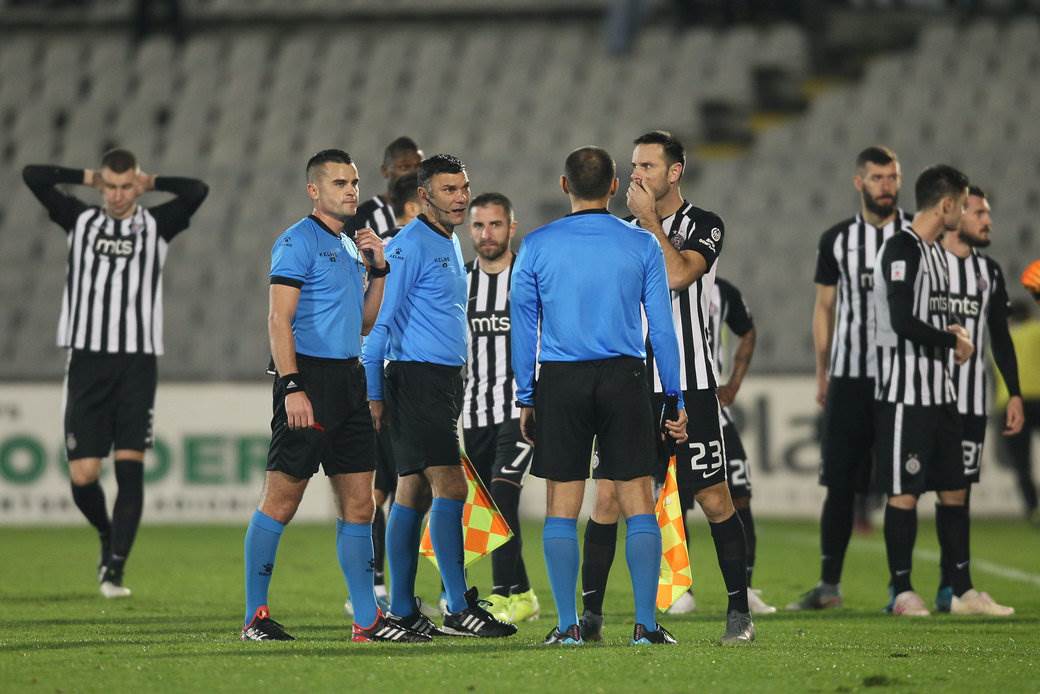 Da li se gasi FK Inđija?