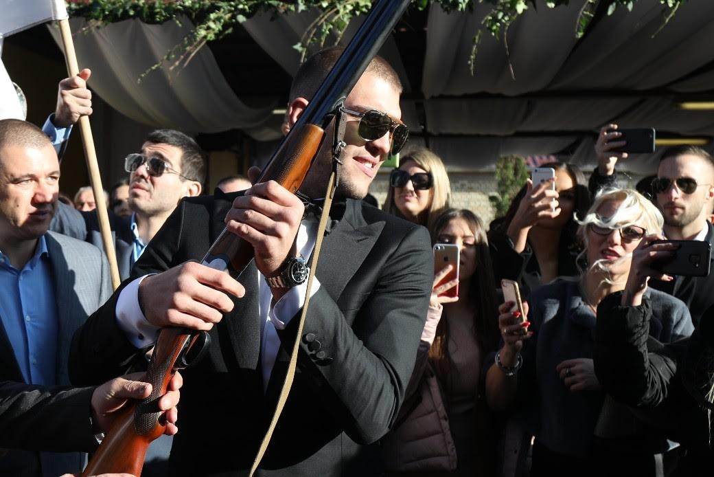 Kolika je razlika u godinama između Bogdane i Veljka Ražnatovića?