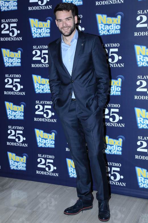 Sara Jo i Dunja Jovanić u belim haljinama 