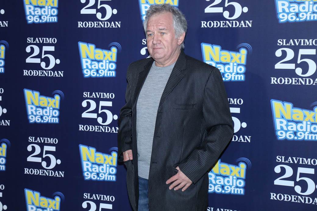 Sara Jo i Dunja Jovanić u belim haljinama 