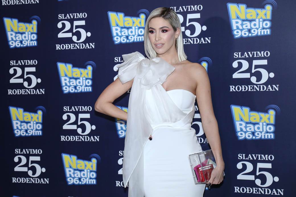 Sara Jo i Dunja Jovanić u belim haljinama 