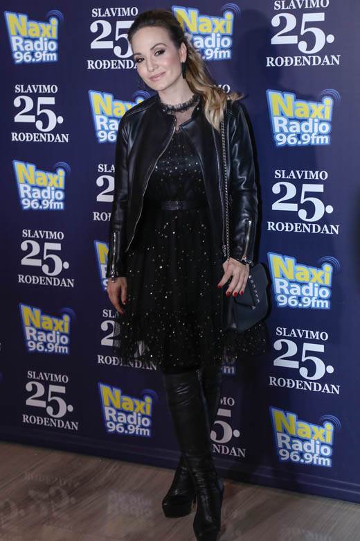 Sara Jo i Dunja Jovanić u belim haljinama 