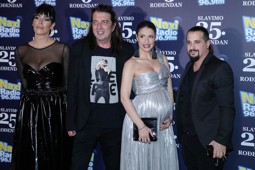 Sara Jo i Dunja Jovanić u belim haljinama 