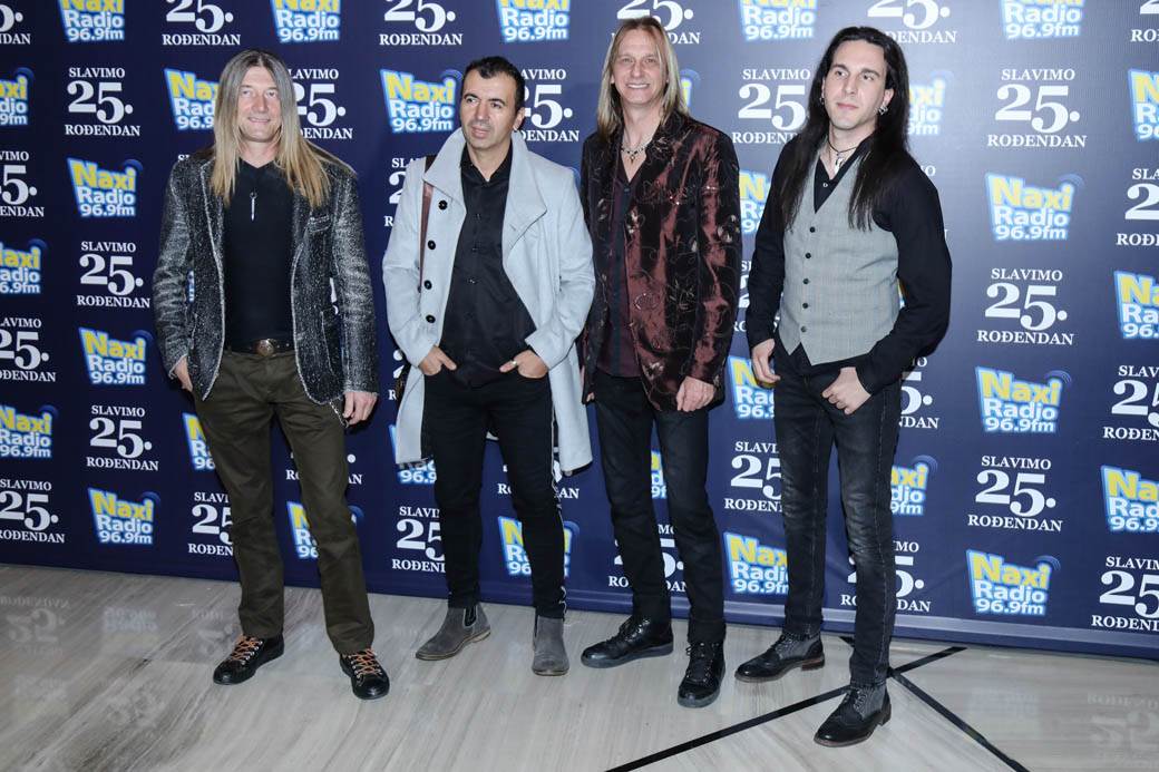 Sara Jo i Dunja Jovanić u belim haljinama 