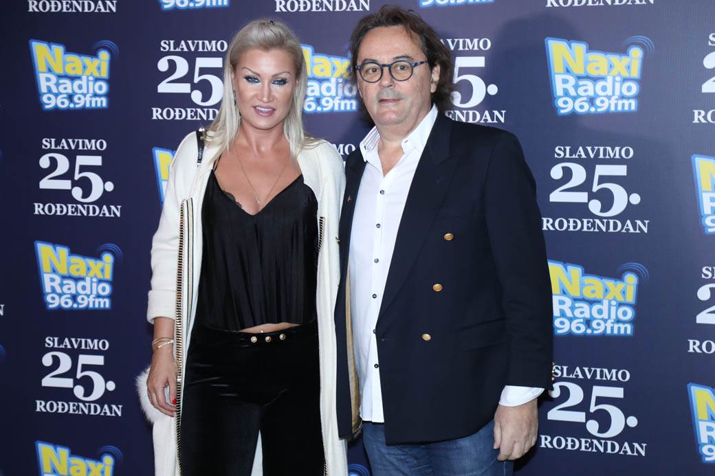 Sara Jo i Dunja Jovanić u belim haljinama 