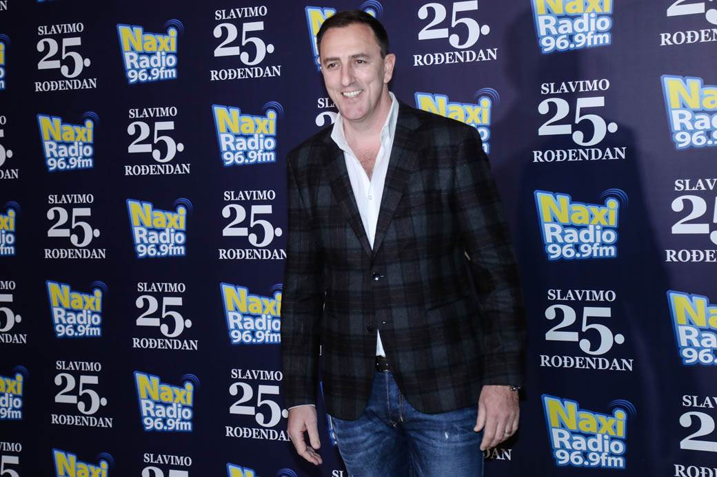 Sara Jo i Dunja Jovanić u belim haljinama 