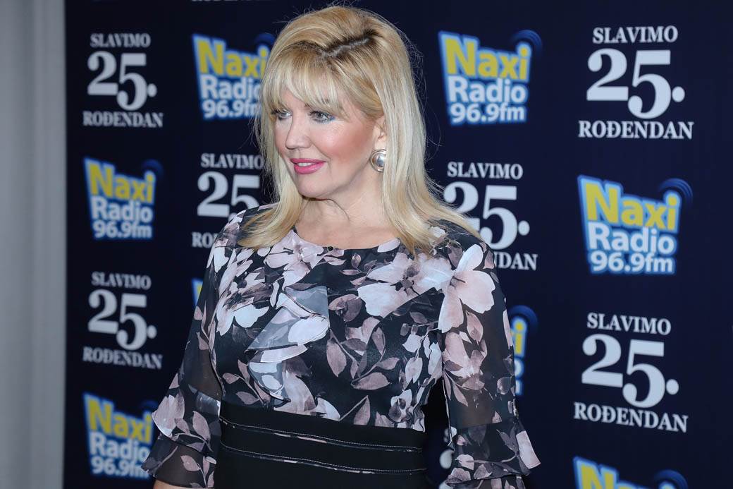 Sara Jo i Dunja Jovanić u belim haljinama 