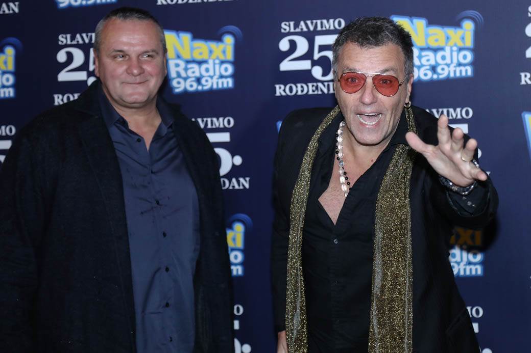 Sara Jo i Dunja Jovanić u belim haljinama 