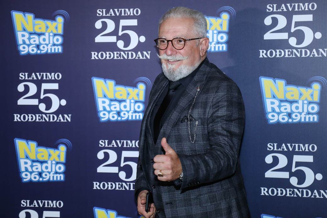 Sara Jo i Dunja Jovanić u belim haljinama 