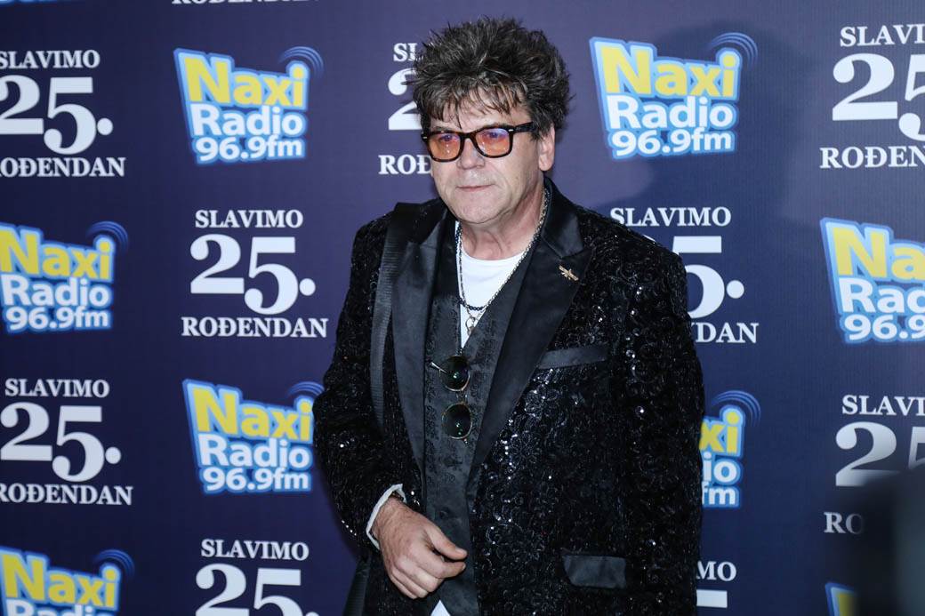 Pevač iz Crvene jabuke u tajnosti se oženio 24 godine mlađom