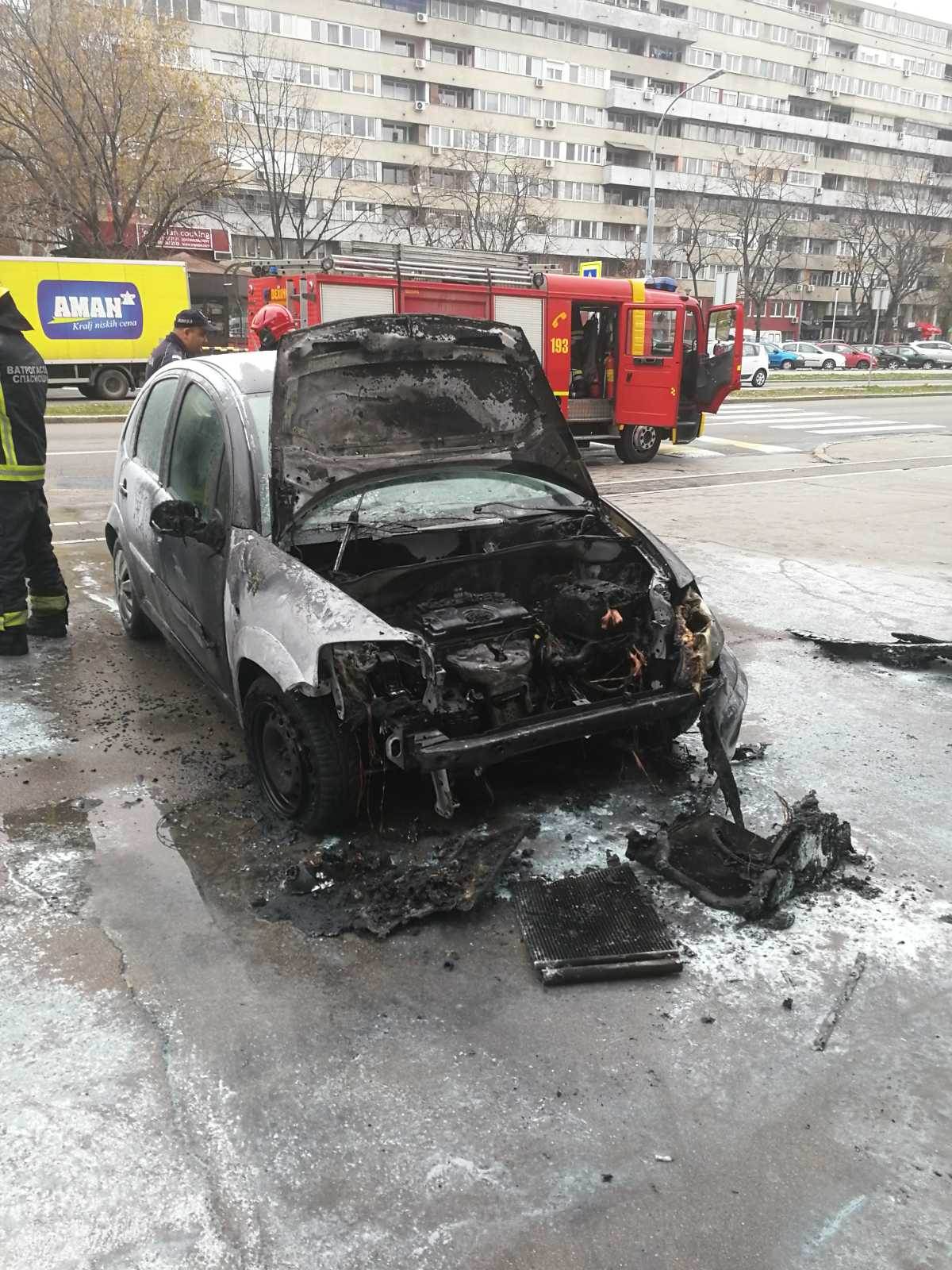 Novi Beograd - Zapalio se automobil kod Meka i Fontane