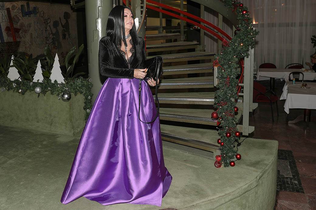 Neda Ukraden novi imidž, izgleda NEPREPOZNATLJIVO! Pevačica izgleda kao devojka FOTOGRAFIJE