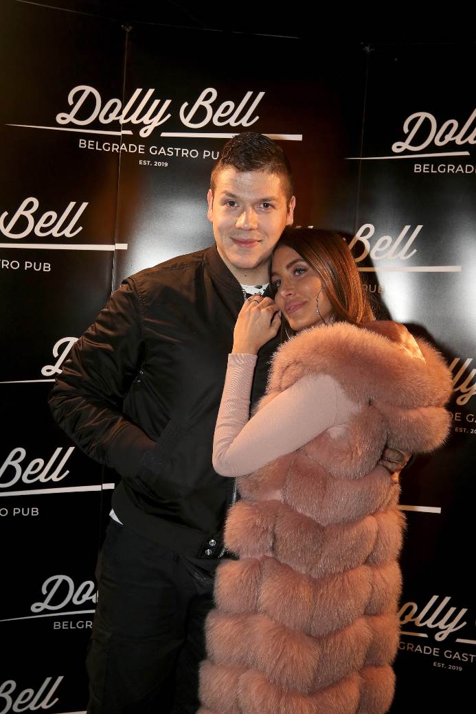 Nije ga ispuštala iz ruku: OVAKO izgleda nova devojka Slobe Radanovića FOTO