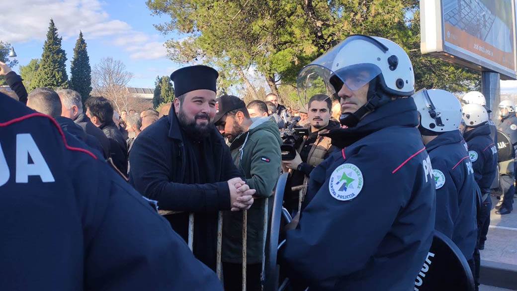 Zakon o slobodi veroispovesti u Crnoj Gori Amfilohije protiv sastanak Amfilohija i premijera 