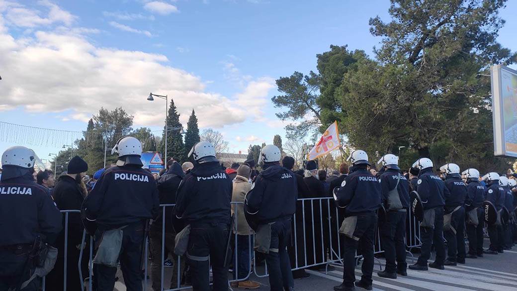 Zakon o slobodi veroispovesti u Crnoj Gori Amfilohije protiv sastanak Amfilohija i premijera 