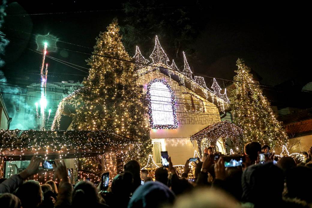 Najlepše ukrašena kuća u Gostivarskoj ulici u Beogradu zasijala punim sjajem FOTOGRAFIJE