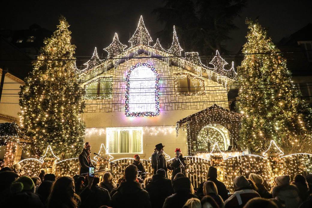 Najlepše ukrašena kuća u Gostivarskoj ulici u Beogradu zasijala punim sjajem FOTOGRAFIJE