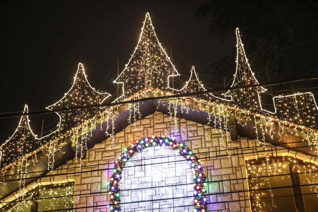 Najlepše ukrašena kuća u Gostivarskoj ulici u Beogradu zasijala punim sjajem FOTOGRAFIJE
