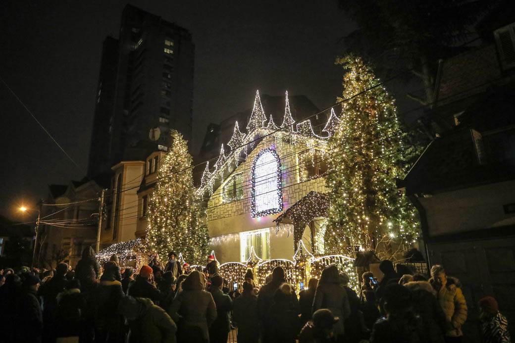 Najlepše ukrašena kuća u Gostivarskoj ulici u Beogradu zasijala punim sjajem FOTOGRAFIJE
