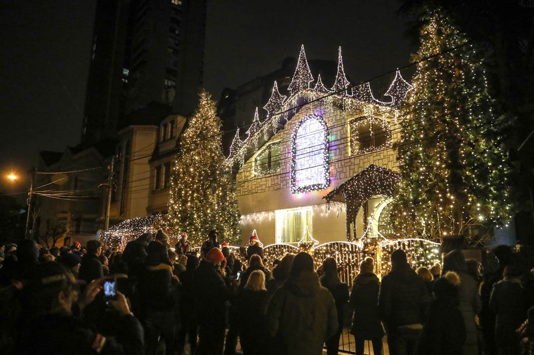 Najlepše ukrašena kuća u Gostivarskoj ulici u Beogradu zasijala punim sjajem FOTOGRAFIJE