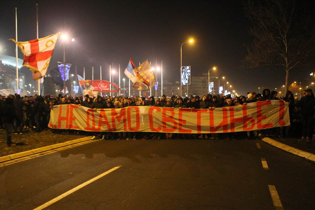 Protest navijača Crvene zvezde ispred ambasad Crne gore FOTOGRAFIJE