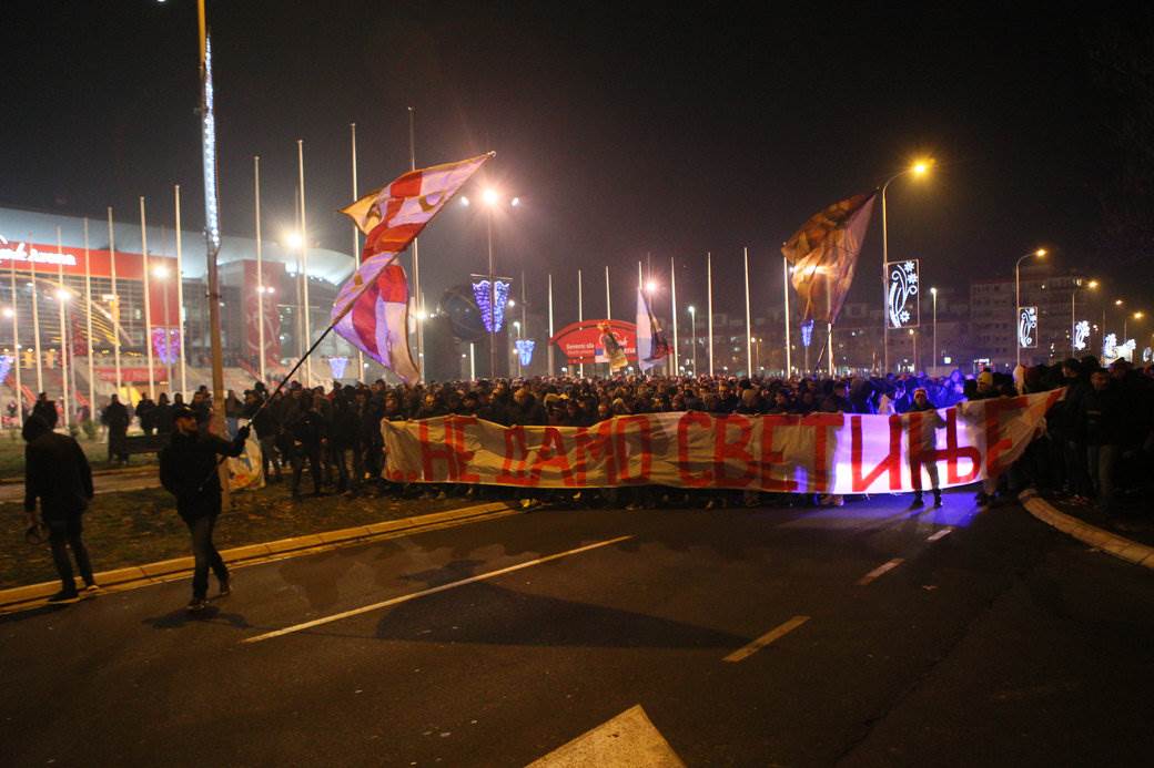Protest navijača Crvene zvezde ispred ambasad Crne gore FOTOGRAFIJE