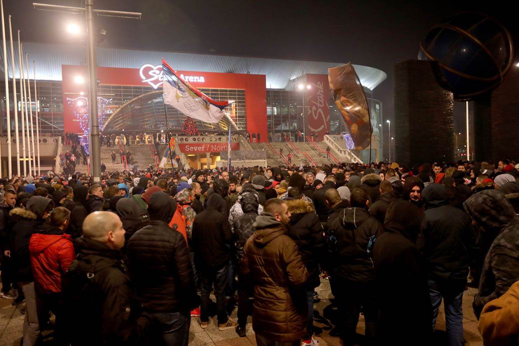 Protest navijača Crvene zvezde ispred ambasad Crne gore FOTOGRAFIJE