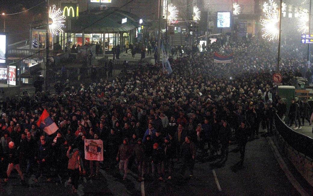 Protest navijača Crvene zvezde ispred ambasad Crne gore FOTOGRAFIJE