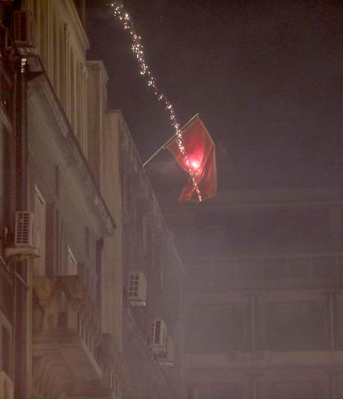 Protest navijača Crvene zvezde ispred ambasad Crne gore FOTOGRAFIJE