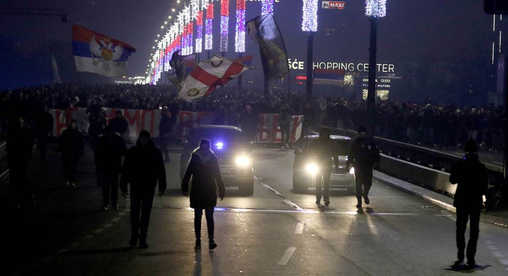 Protest navijača Crvene zvezde ispred ambasad Crne gore FOTOGRAFIJE